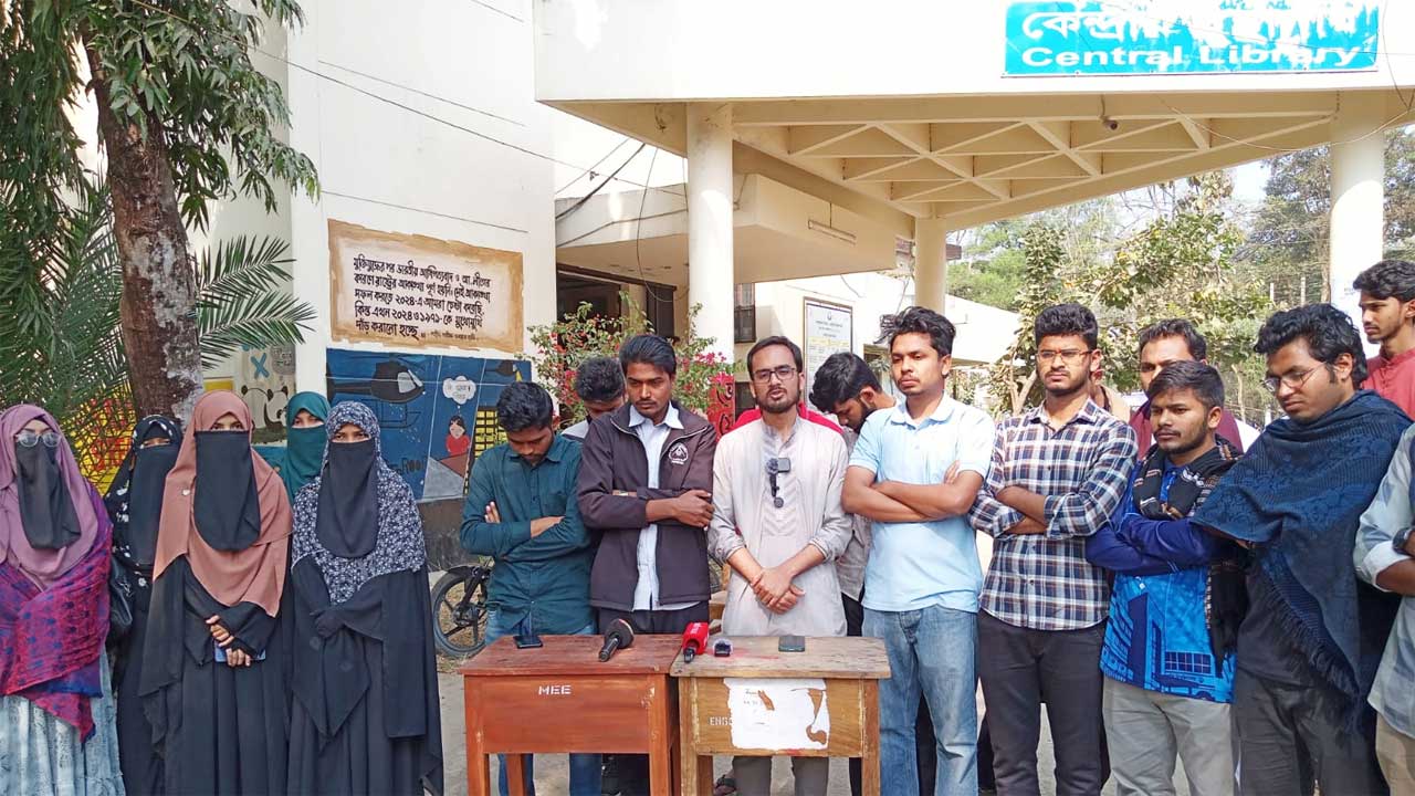 শাকসু নির্বাচন নিয়ে ষড়যন্ত্রের প্রতিবাদের শাবিপ্রবির কেন্দ্রীয় লাইব্রেরি ভবনের সামনে সংবাদ সম্মেলন করেন শিক্ষার্থীরা