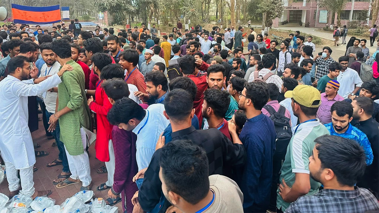 শাবিপ্রবি ছাত্রদলের গণ-ইফতারে খাবার না পেয়ে ফিরে গেলেন দেড় শতাধিক শিক্ষার্থী