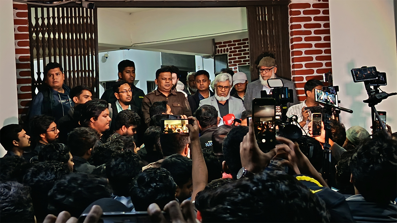 ইসির সাথে ভিসির বৈঠকের পর বিশ্ববিদ্যালয় প্রশাসনের পক্ষ থেকে শিক্ষার্থীদের অবহিত করা হয়