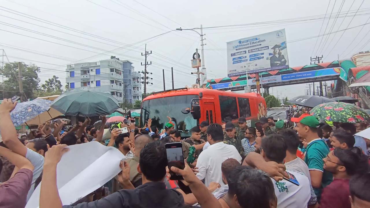 প্রধানমন্ত্রীর বাস থামিয়ে শুভেচ্ছা জানালেন শাবিপ্রবি ছাত্রদলের নেতাকর্মীরা