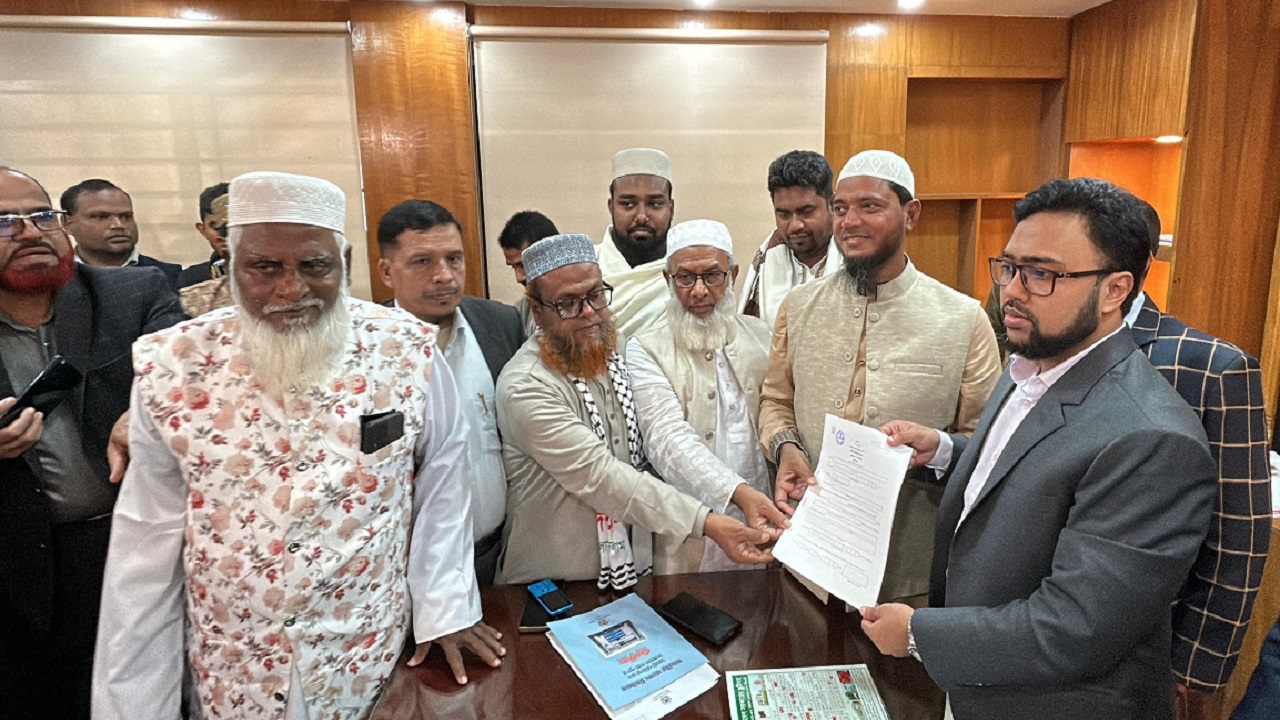 মনোনয়ন পত্র হাতে ড. শফিকুল ইসলাম মাসুদ