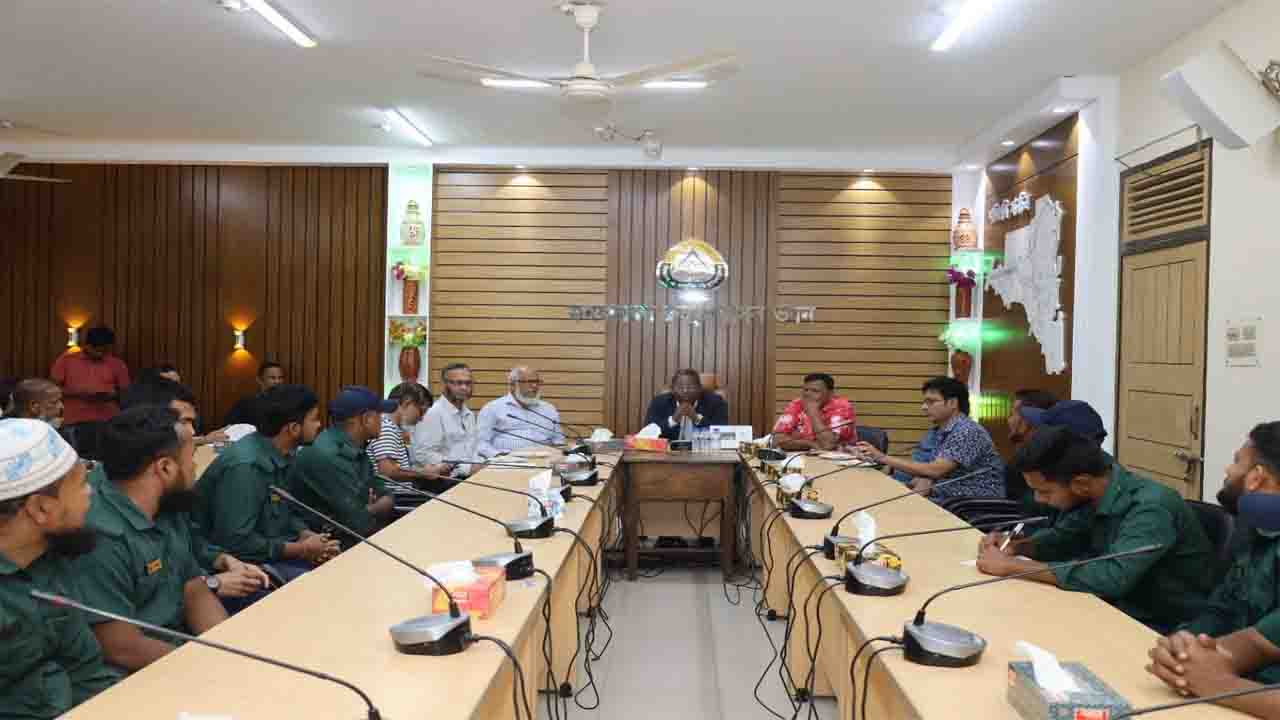 প্রয়োজনীয় দিকনির্দেশনা দিচ্ছেন ভিসি