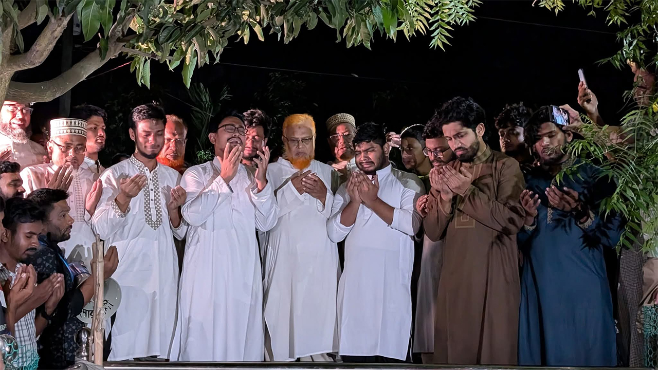 শহীদ আবরার ফাহাদের কবরের পাশে দাঁড়িয়ে দোয়া