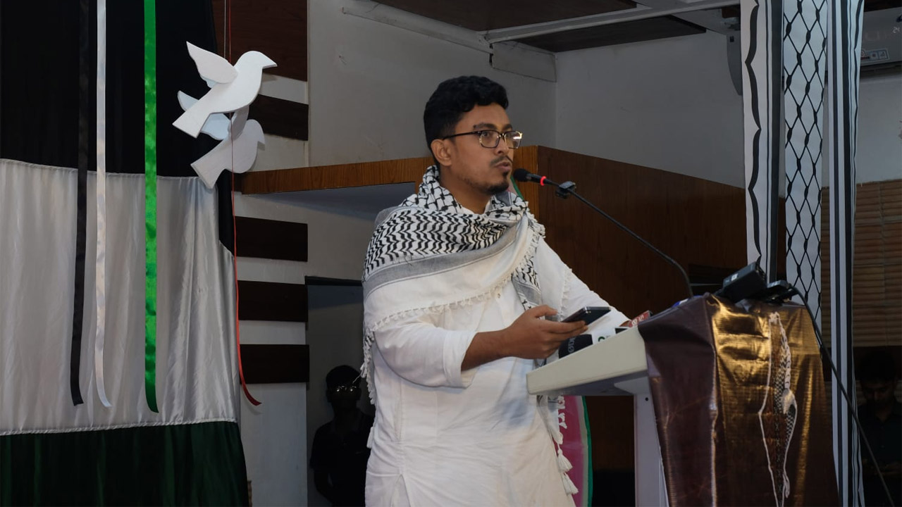 ইসরাইলি গণহত্যার প্রতিবাদে ডাকসুর ‘রক্তাম্বর’ শীর্ষক কবিতা পাঠের আসর