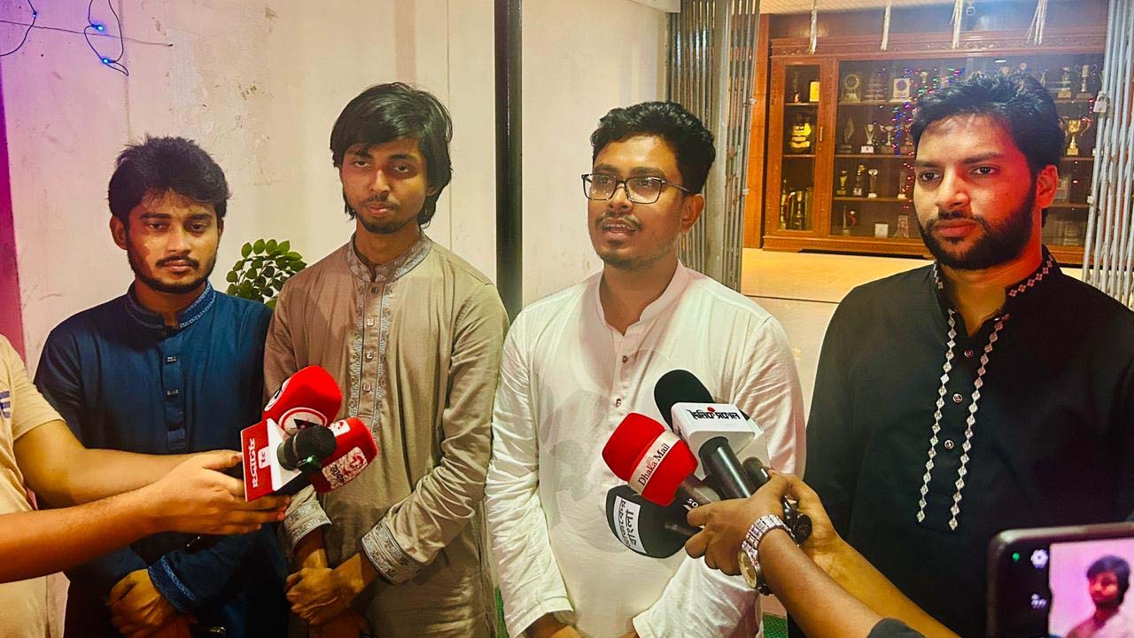জগন্নাথ হল পরিদর্শন শেষে সংক্ষিপ্ত প্রেস ব্রিফিংয়ে ডাকসু ভিপি সাদিক