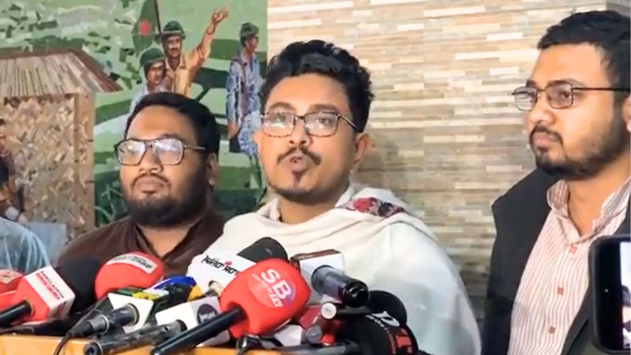 সাংবাদিকদের সাথে কথা বলেন সাদিক কায়েম