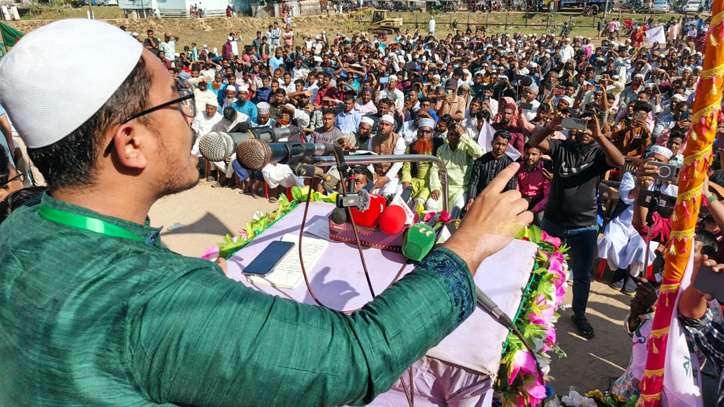 বক্তব্য রাখছেন ডাকসু ভিপি সাদিক কায়েম