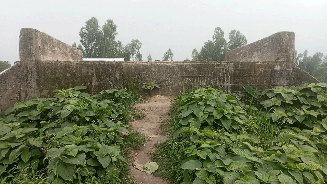 কালভার্টে নেই সংযোগ সড়ক