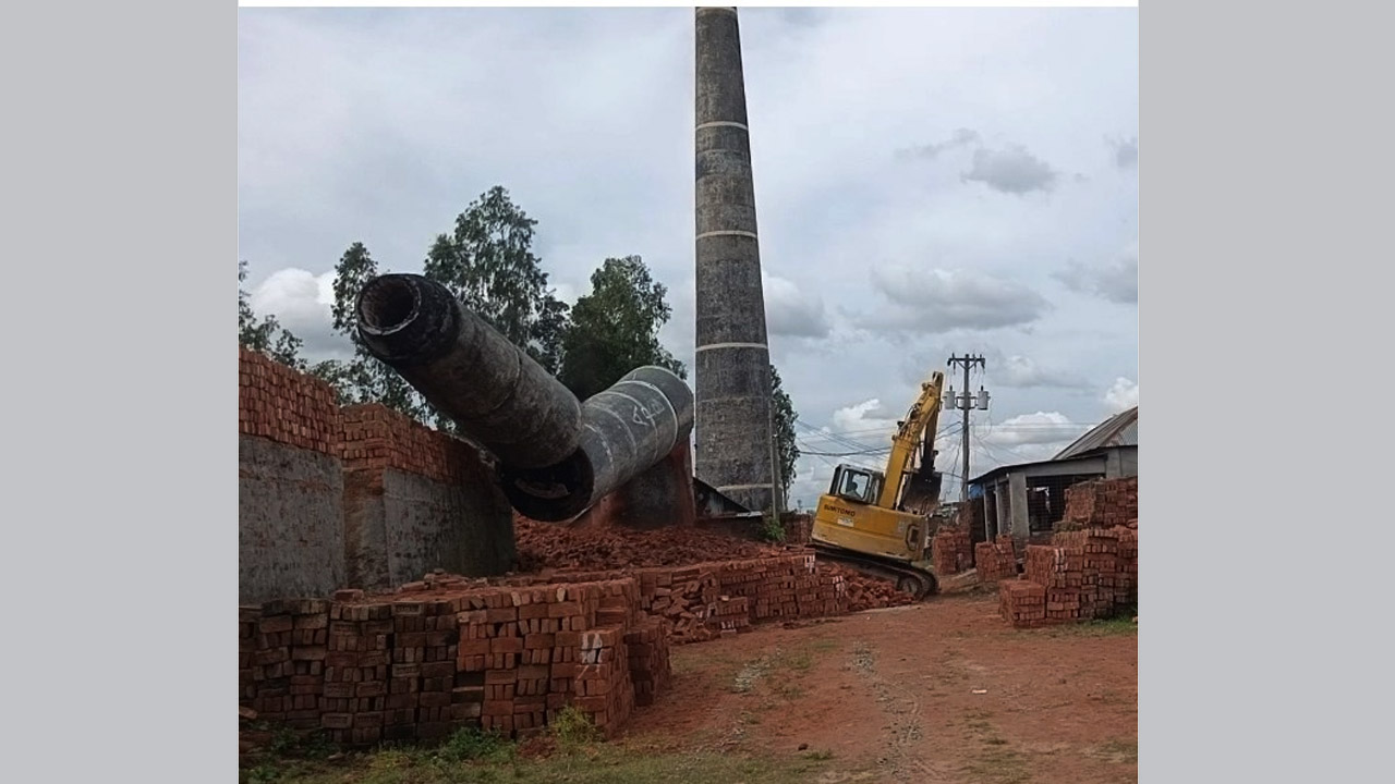 হাইকোর্টের নির্দেশে সাঘাটায় ভাঙা হলো দুই অবৈধ ইটভাটার চিমনি