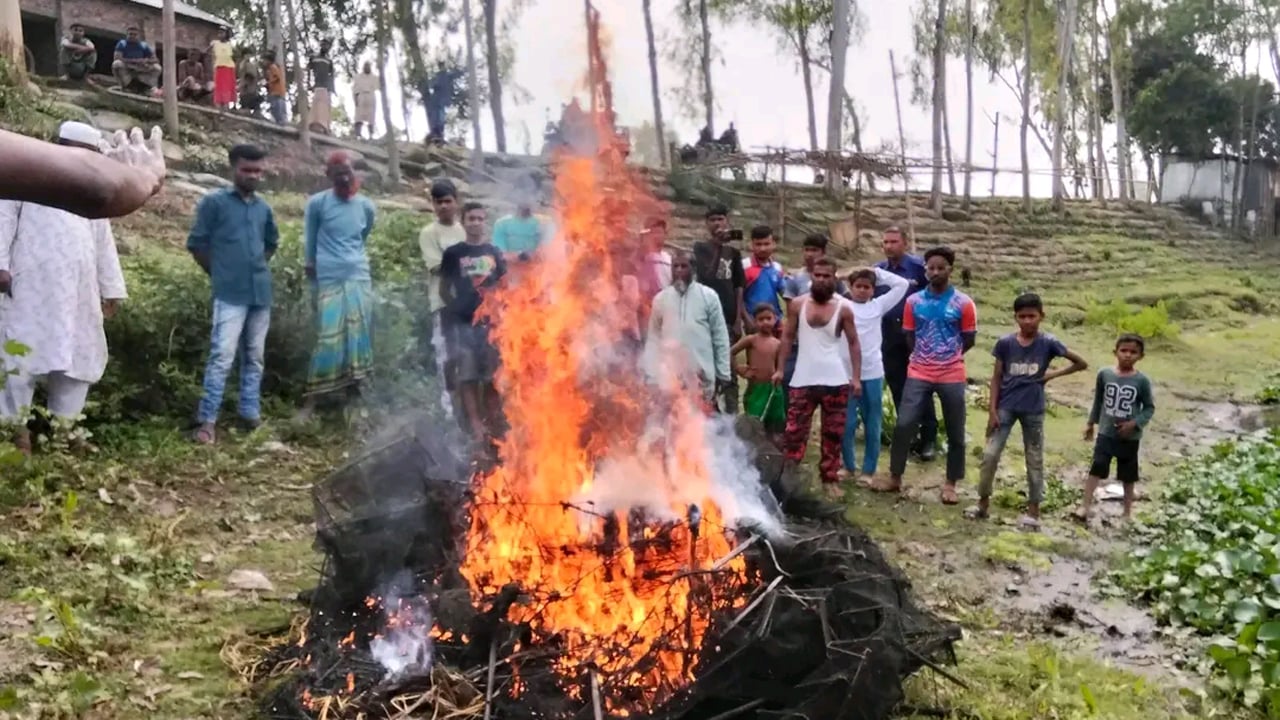 অবৈধ জাল পুড়িয়ে ধ্বংস করা হয়
