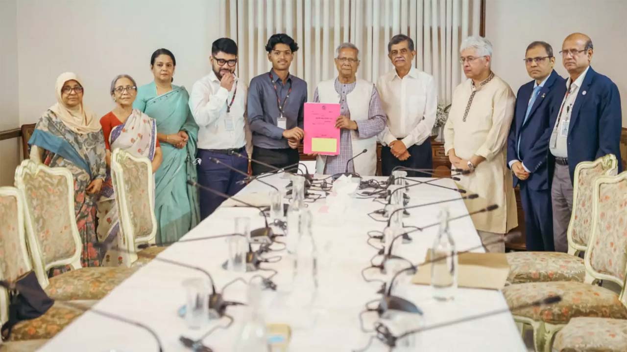 সাগর-রুনির সন্তান মেঘের হাতে পূর্বাচলের প্লটের দলিল তুলে দেন অধ্যাপক মুহাম্মদ ইউনূস