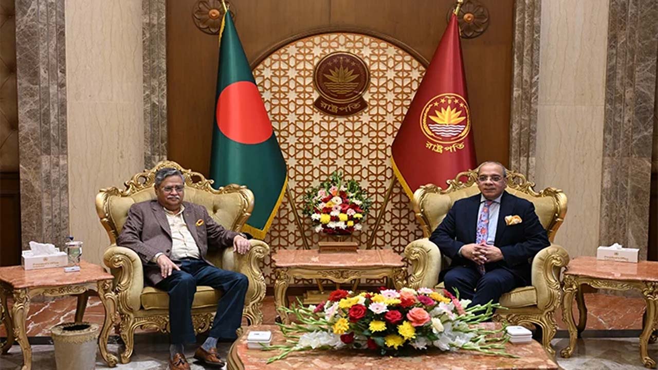 বঙ্গভবনে রাষ্ট্রপতি মো: সাহাবুদ্দিনের সাথে সৌজন্য সাক্ষাৎ করেন প্রধান বিচারপতি ড. সৈয়দ রেফাত আহমেদ