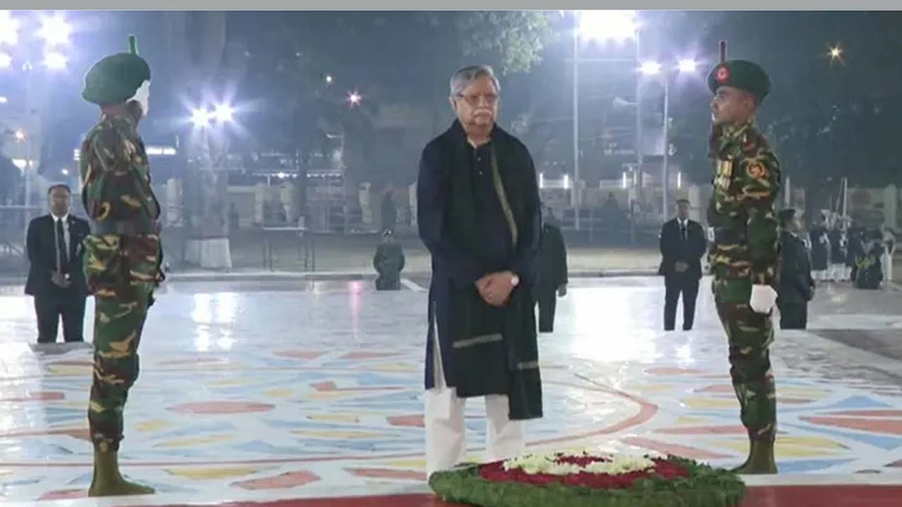 একুশের প্রথম প্রহরে ভাষাশহীদদের প্রতি রাষ্ট্রপতির শ্রদ্ধা নিবেদন