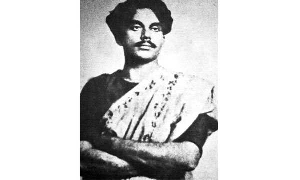 ‘মম এক হাতে বাঁকা বাঁশের বাঁশরী আর হাতে রণতূর্য’