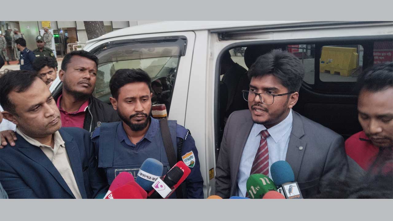 সৈয়দপুর বিমানবন্দরে সাংবাদিকদের এড়িয়ে যাওয়ার চেষ্টা করছেন সংক্ষিপ্ত বিচার আদালতের নির্বাহী ম্যাজিস্ট্রেট ফয়সাল আহমেদ