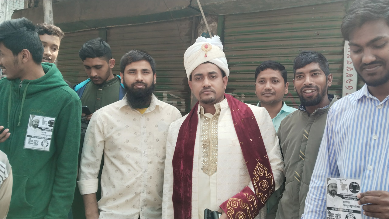 ভোটকেন্দ্রের সামনে বরের বেশে সামিউল ইসলাম