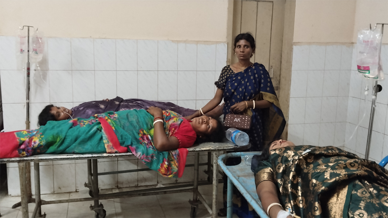 অসুস্থ হয়ে পড়াদের হাসপাতালের জরুরি বিভাগে চিকিৎসা দেয়া হচ্ছে