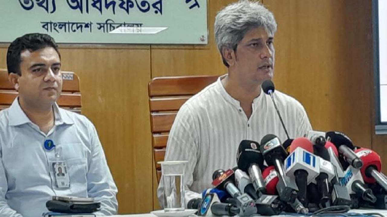 সাংবাদিকদের ব্রিফ করছেন পরিকল্পনা প্রতিমন্ত্রী মো: জোনায়েদ আব্দুর রহিম সাকি