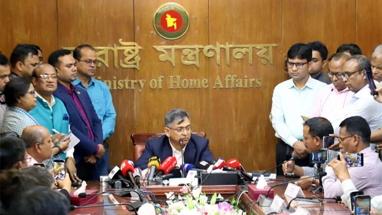 স্বরাষ্ট্র মন্ত্রণালয়ের অধীনস্থ সকল বাহিনী প্রধানদের সাথে বৈঠক শেষে সাংবাদিকদের সাথে আলাপ করেন স্বরাষ্ট্রমন্ত্রী সালাহউদ্দিন আহমদ