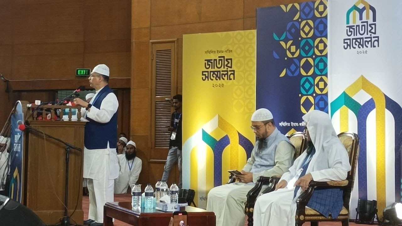 ইমাম-খতিব পরিষদের জাতীয় সম্মেলনে বক্তব্য রাখছেন সালাহউদ্দিন আহমেদ