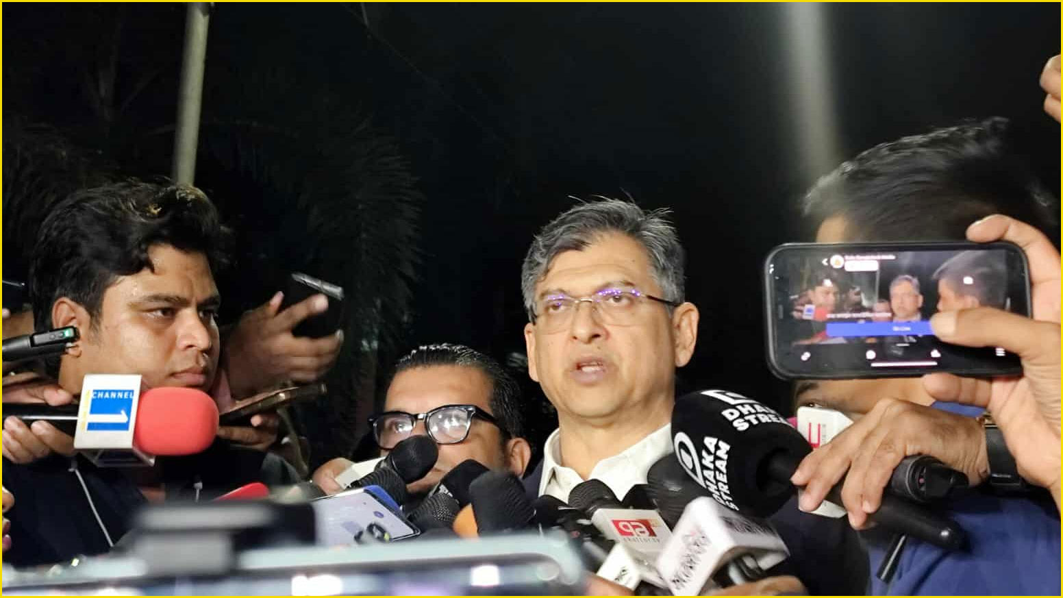 সাংবাদিকদের সাথে কথা বলছেন সালাহউদ্দিন আহমেদ
