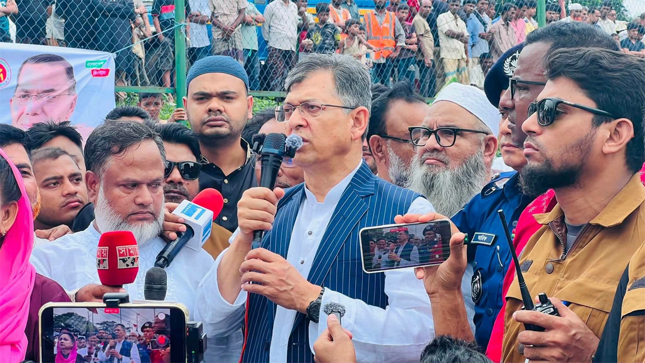 চকরিয়ায় বন্যায় ক্ষতিগ্রস্ত পরিবারের মাঝে ত্রাণ ও নগদ অর্থ বিতরণ করেন স্বরাষ্ট্রমন্ত্রী সালাউদ্দিন আহমদ