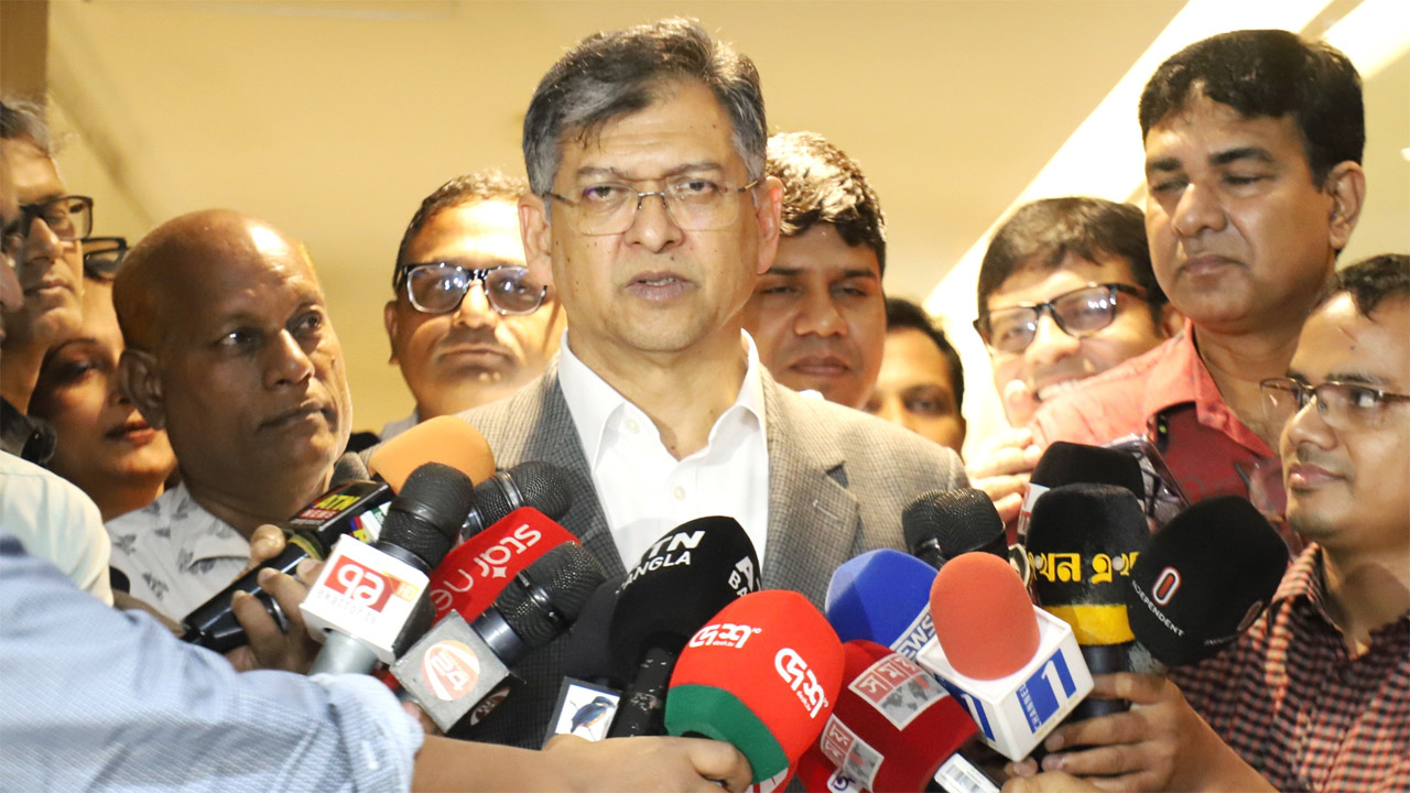 সরকারের ছয় মাসে আইনশৃঙ্খলা পরিস্থিতি নিয়ে গণমাধ্যমের সাথে কথা বলেন স্বরাষ্ট্রমন্ত্রী সালাহউদ্দিন আহমদ
