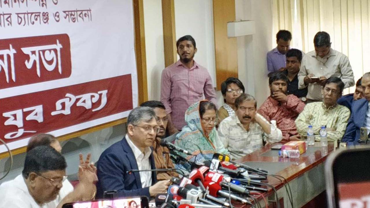 আলোচনা সভায় বিএনপি নেতা সালাহউদ্দিন আহমদ