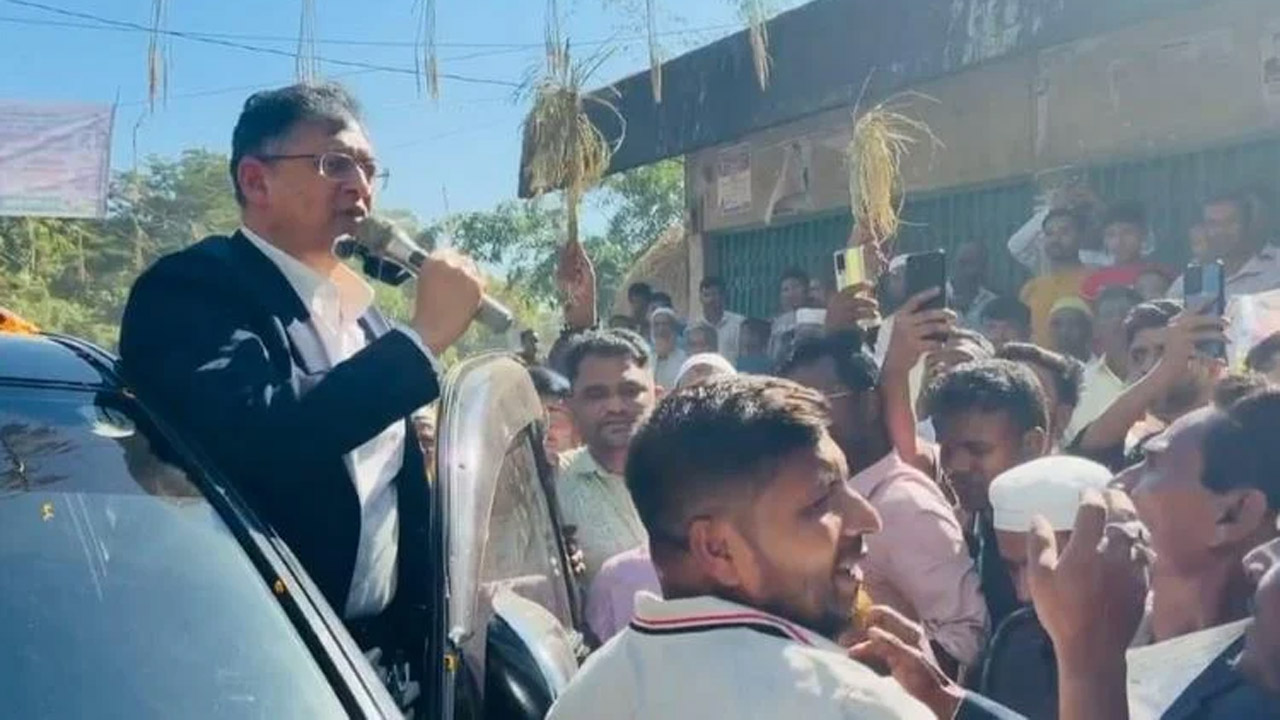 কক্সবাজারের চকরিয়ার হারবাং বাজার এলাকায় পথসভায় কথা বলেন সালাহউদ্দিন আহমদ