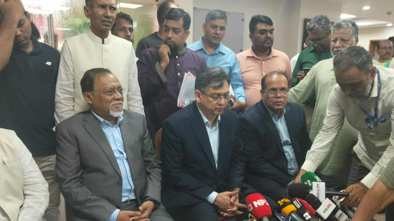 গণমাধ্যমের সাথে কথা বলছেন বিএনপি’র স্থায়ী কমিটির সদস্য সালাহউদ্দিন আহমেদ