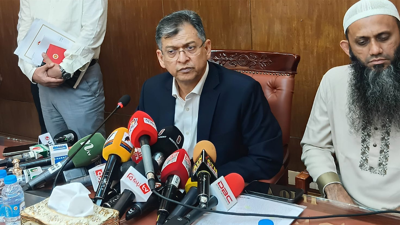 সচিবালয়ে মন্ত্রণালয়ের সম্মেলন কক্ষে গণমাধ্যমের সাথে কথা বলেন স্বরাষ্ট্রমন্ত্রী সালাহউদ্দিন আহমদ। পাশে ছিলেন ধর্ম প্রতিমন্ত্রী মোহাম্মদ শামীম কায়সার লিংকন