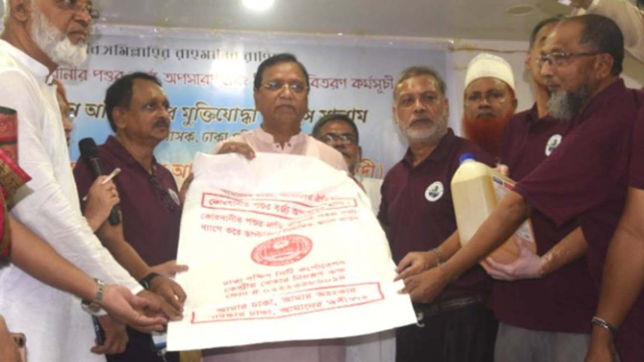 ডিএসসিসিতে কোরবানির বর্জ্য অপসারণ সামগ্রী বিতরণ কর্মসূচির উদ্বোধন করেন প্রশাসক বীর মুক্তিযোদ্ধা মো: আবদুস সালাম