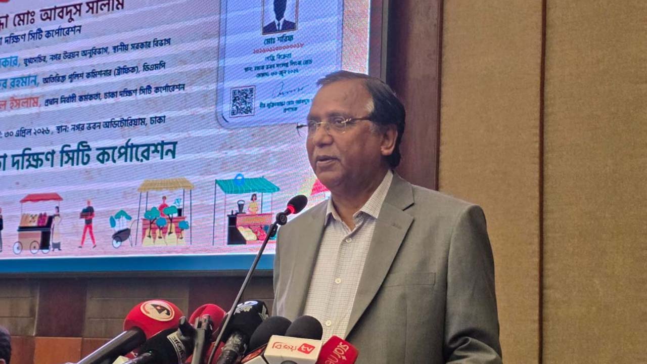 ডিএসসিসিতে হকার পুনর্বাসন কার্যক্রমের উদ্বোধনকালে বক্তব্য দেন ডিএসসিসি প্রশাসক মো: আবদুস সালাম