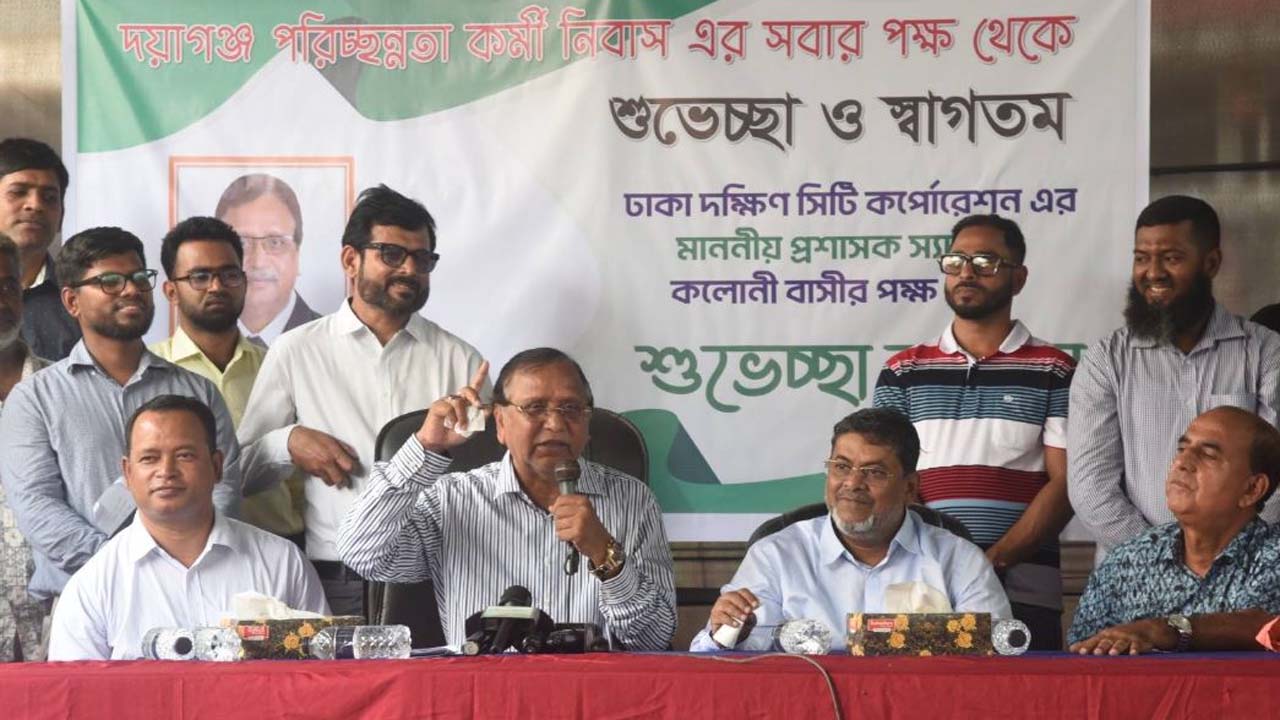 মতবিনিময়কালে প্রশাসক বীর মুক্তিযোদ্ধা মো: আবদুস সালাম