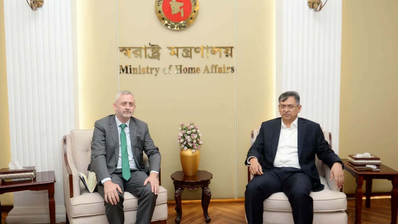 স্বরাষ্ট্রমন্ত্রী সালাহউদ্দিন আহমদের সাথে সাক্ষাৎ করেছেন ইইউ রাষ্ট্রদূত মাইকেল মিলার