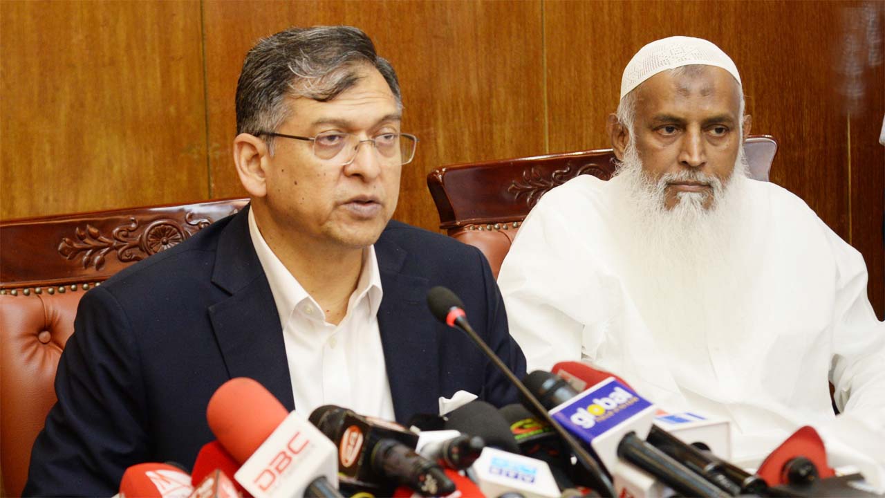 সাংবাদিকদের ব্রিফিংকালে স্বরাষ্ট্রমন্ত্রী সালাহউদ্দিন আহমদ