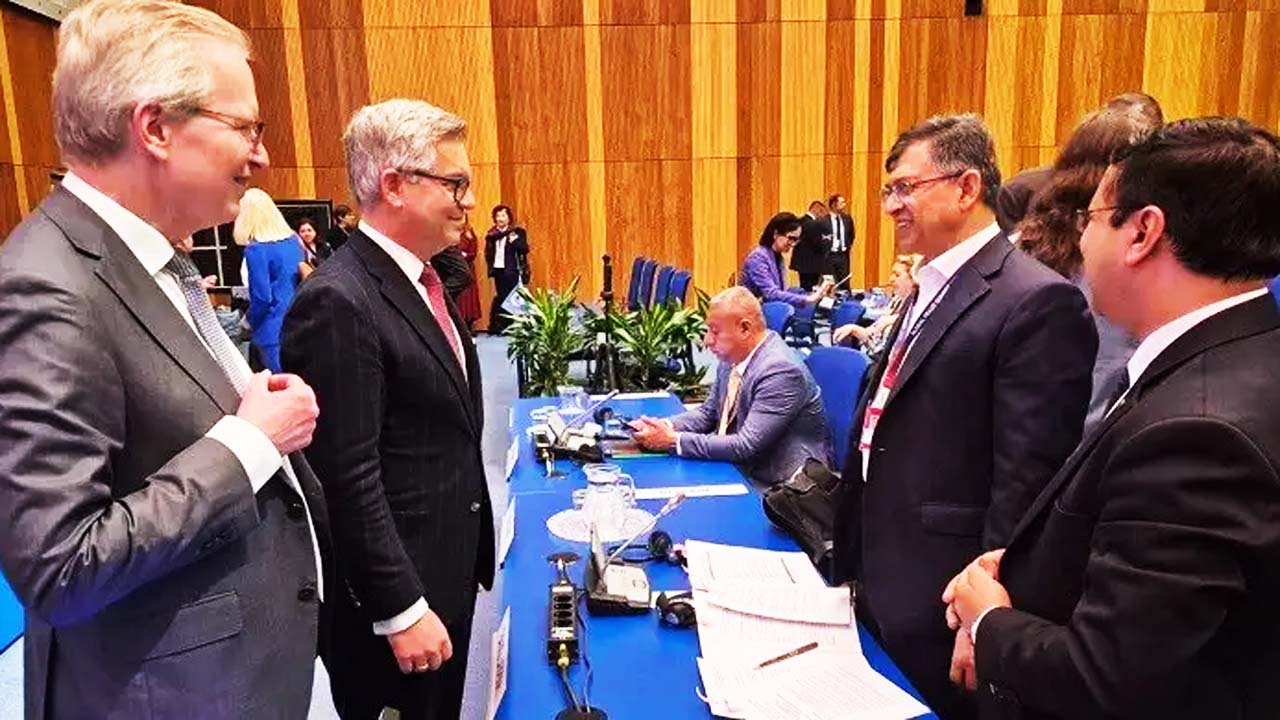 গ্লোবাল ফ্রড সামিটে যুক্তরাজ্যের স্বরাষ্ট্র দফতরের প্রতিমন্ত্রী লর্ড হ্যানসনের সাথে কথা বলেন স্বরাষ্ট্রমন্ত্রী সালাহউদ্দিন আহমদ