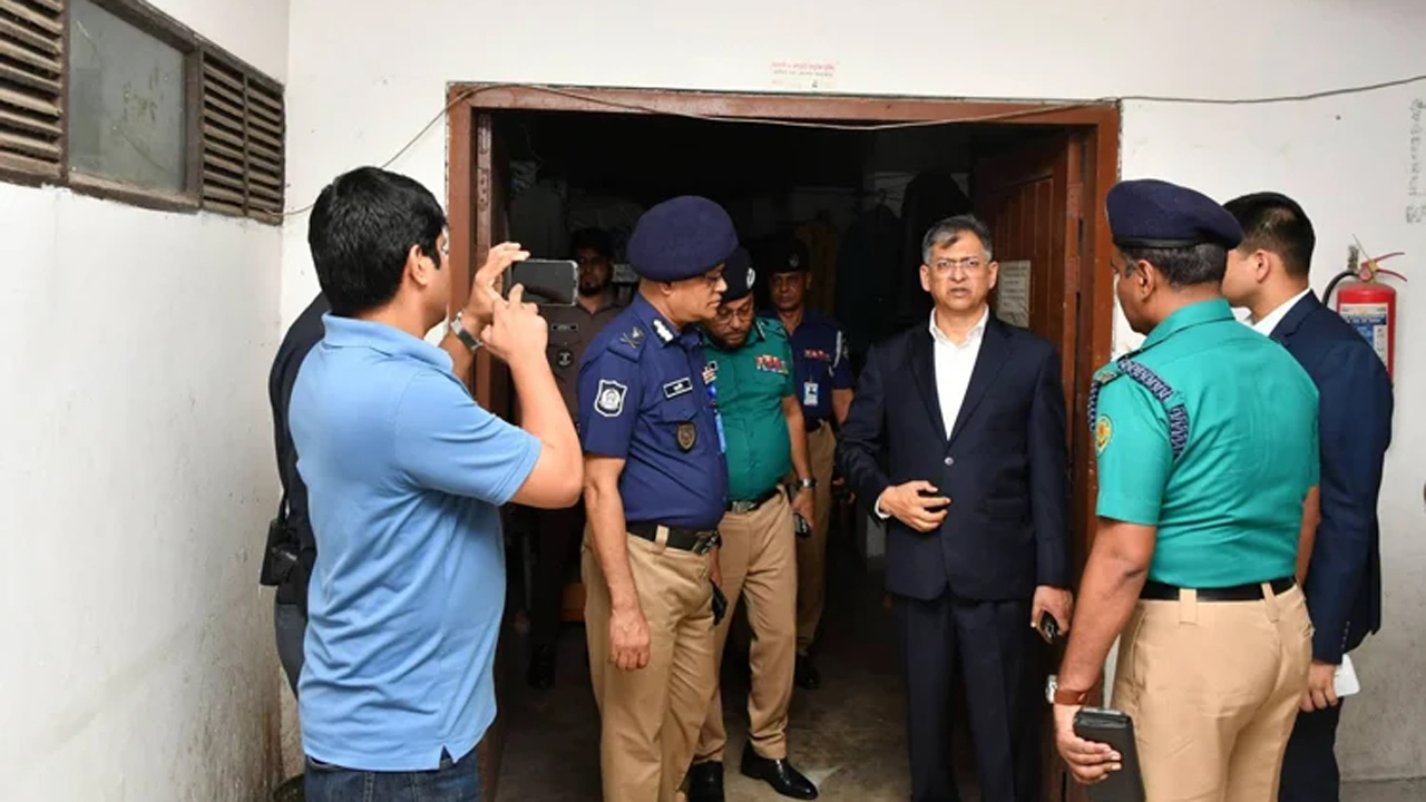 স্বরাষ্ট্রমন্ত্রী সালাহউদ্দিন আহমদ আকস্মিকভাবে তেজগাঁও থানা পরিদর্শন করেন