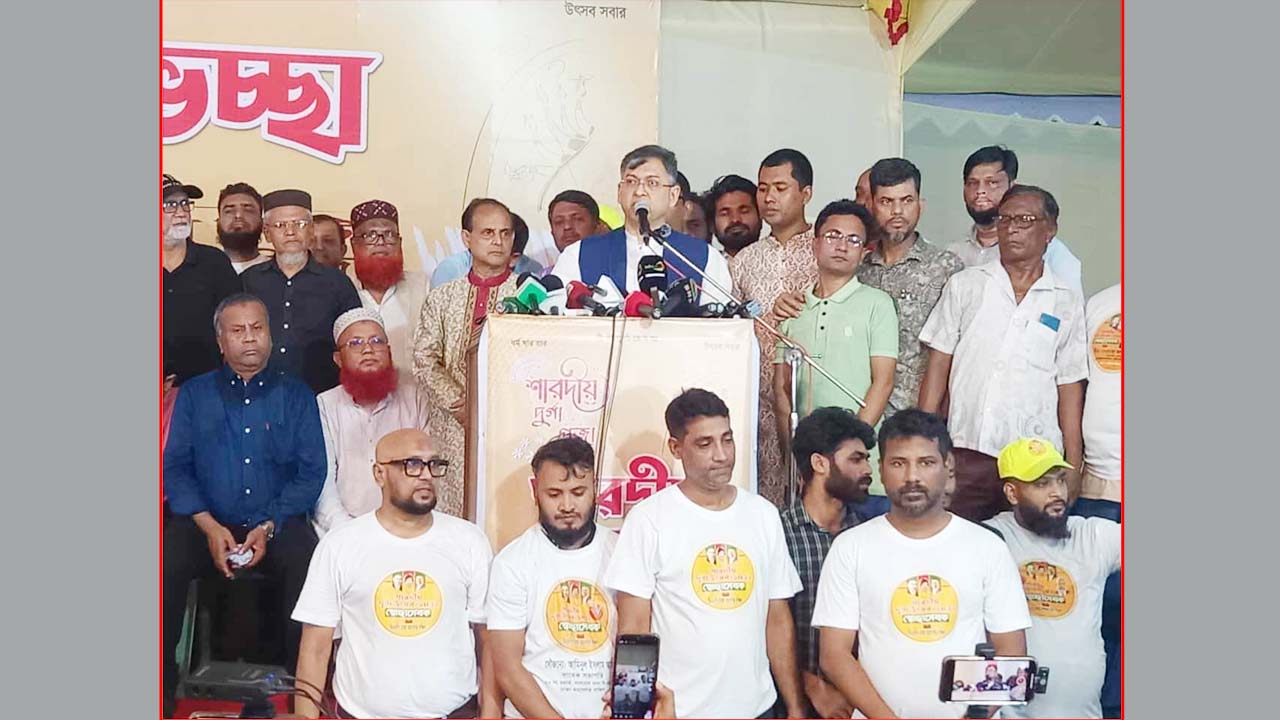 ঢাকেশ্বরী পূজামণ্ডপ পরিদর্শনে সালাহউদ্দিন আহমেদ