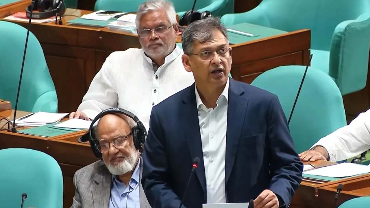 জাতীয় সংসদের অধিবেশনে কথা বলছেন স্বরাষ্ট্রমন্ত্রী সালাহউদ্দিন আহমদ