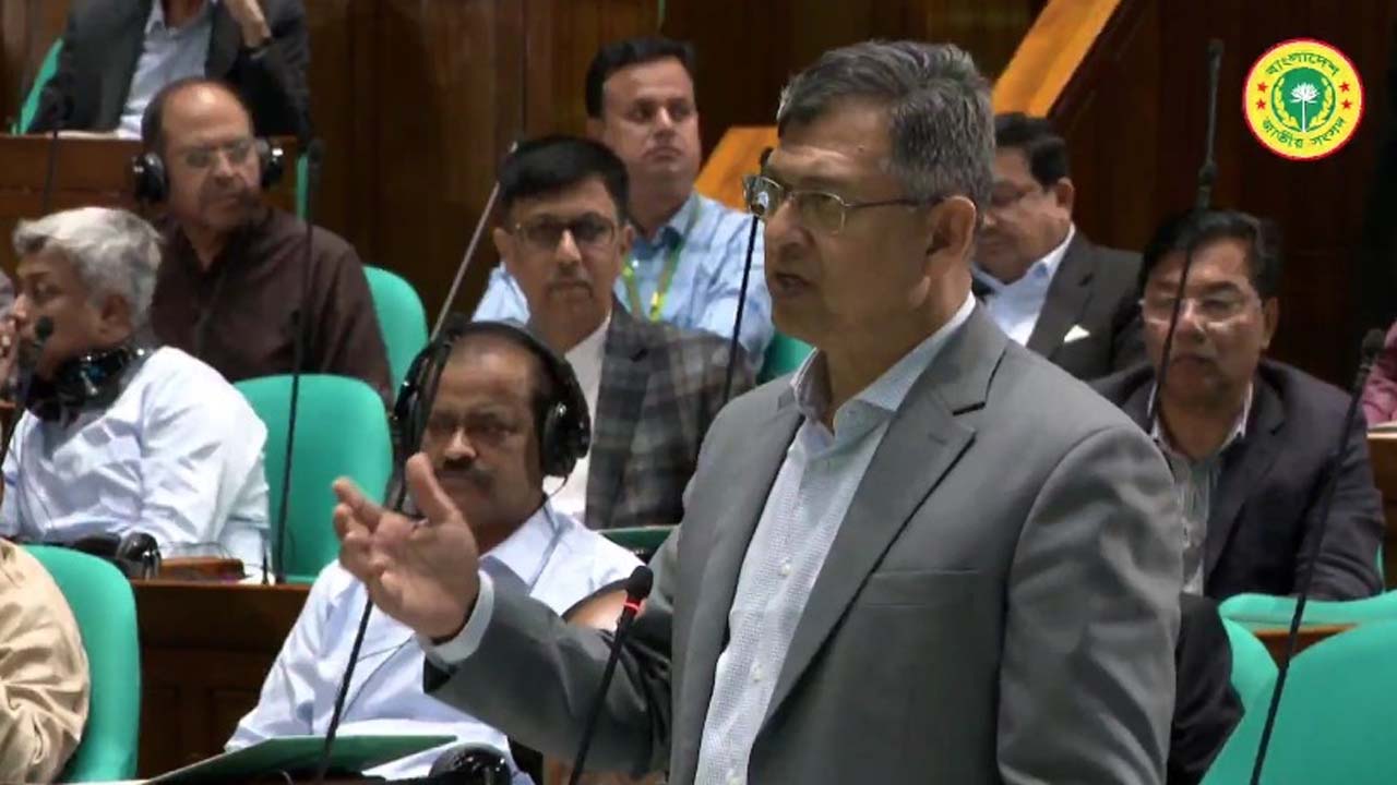 জাতীয় সংসদের প্রশ্নোত্তর পর্বে স্বরাষ্ট্রমন্ত্রী সালাহউদ্দিন আহমদ কথা বলেন