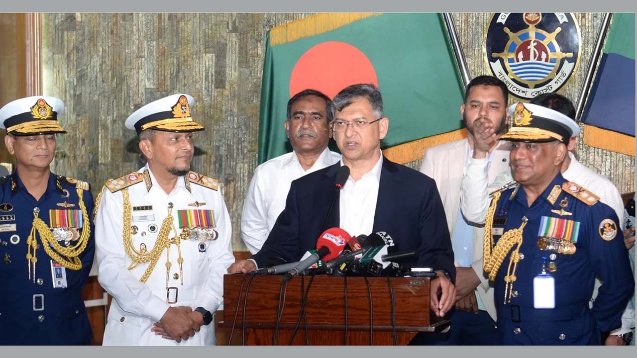 আগারগাঁওয়ে কোস্ট গার্ড সদরদফতরে সাংবাদিকদের সাথে কথা বলছেন স্বরাষ্ট্রমন্ত্রী সালাহউদ্দিন আহমদ