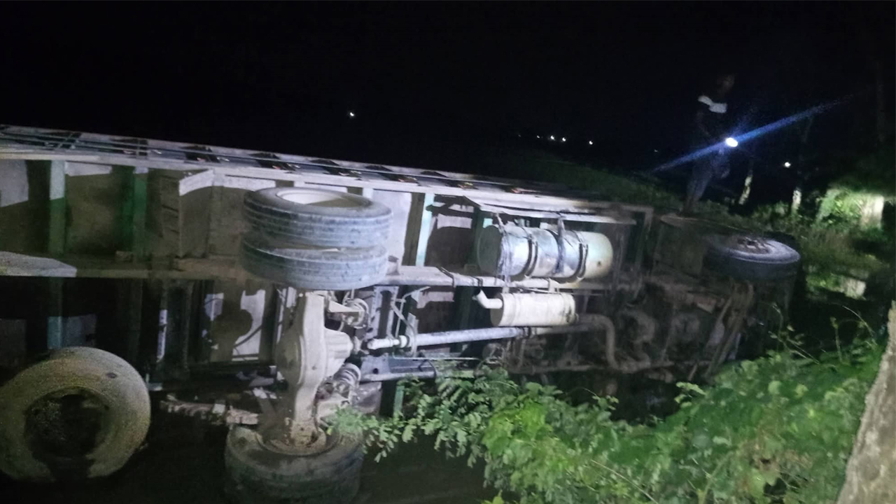 দুর্ঘটনায় উল্টে যাওয়া ট্রাক