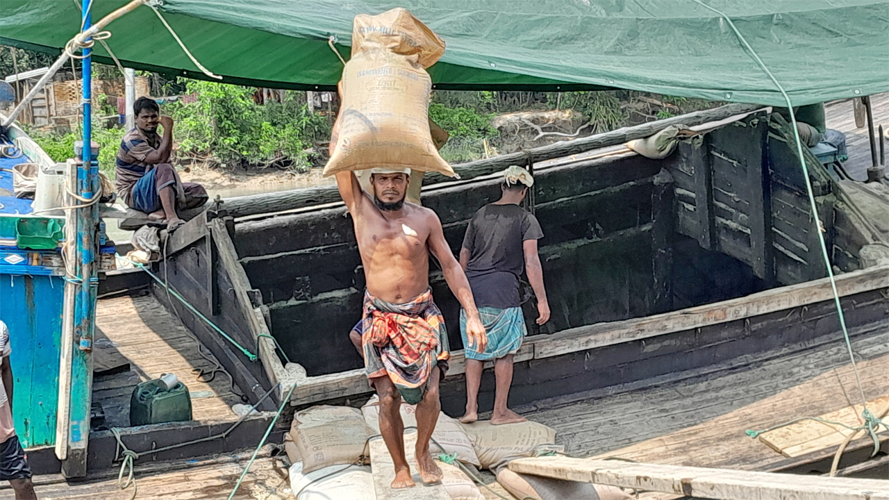 ন্যায্য মজুরি না পেয়ে লবণ শ্রমিকদের হাহাকার