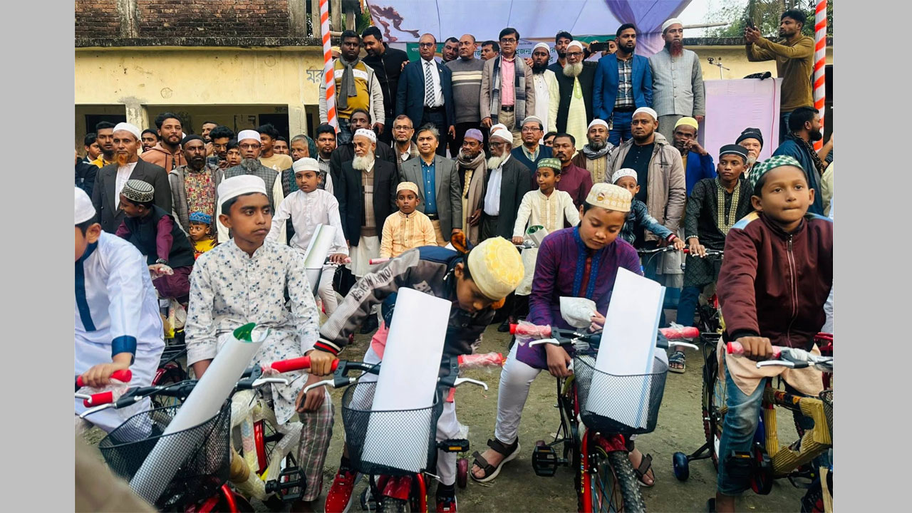 নিয়মিত নামাজ পড়ে বাইসাইকেল উপহার পেল ২৮ শিশু-কিশোর