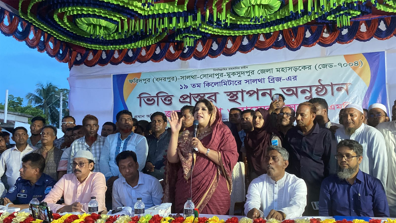 বক্তৃতা দিচ্ছেন পররাষ্ট্র প্রতিমন্ত্রী শামা ওবায়েদ ইসলাম