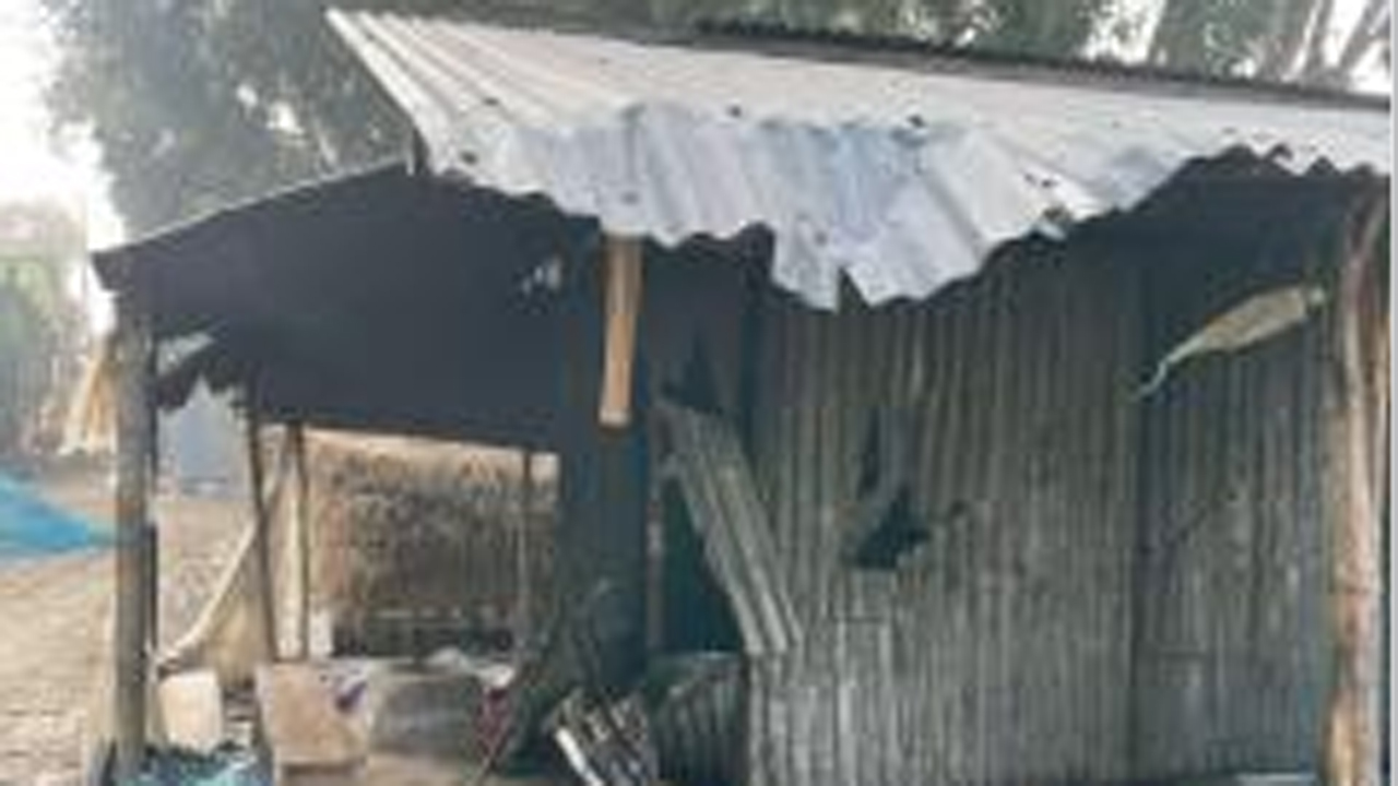 ক্ষতিগ্রস্থ ঘরবাড়ি