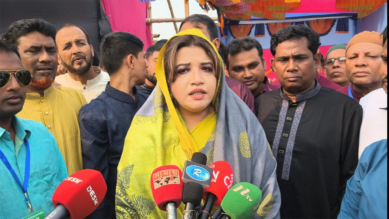 গণমাধ্যমের সাথে কথা বলছেন পররাষ্ট্র প্রতিমন্ত্রী শামা ওবায়েদ ইসলাম