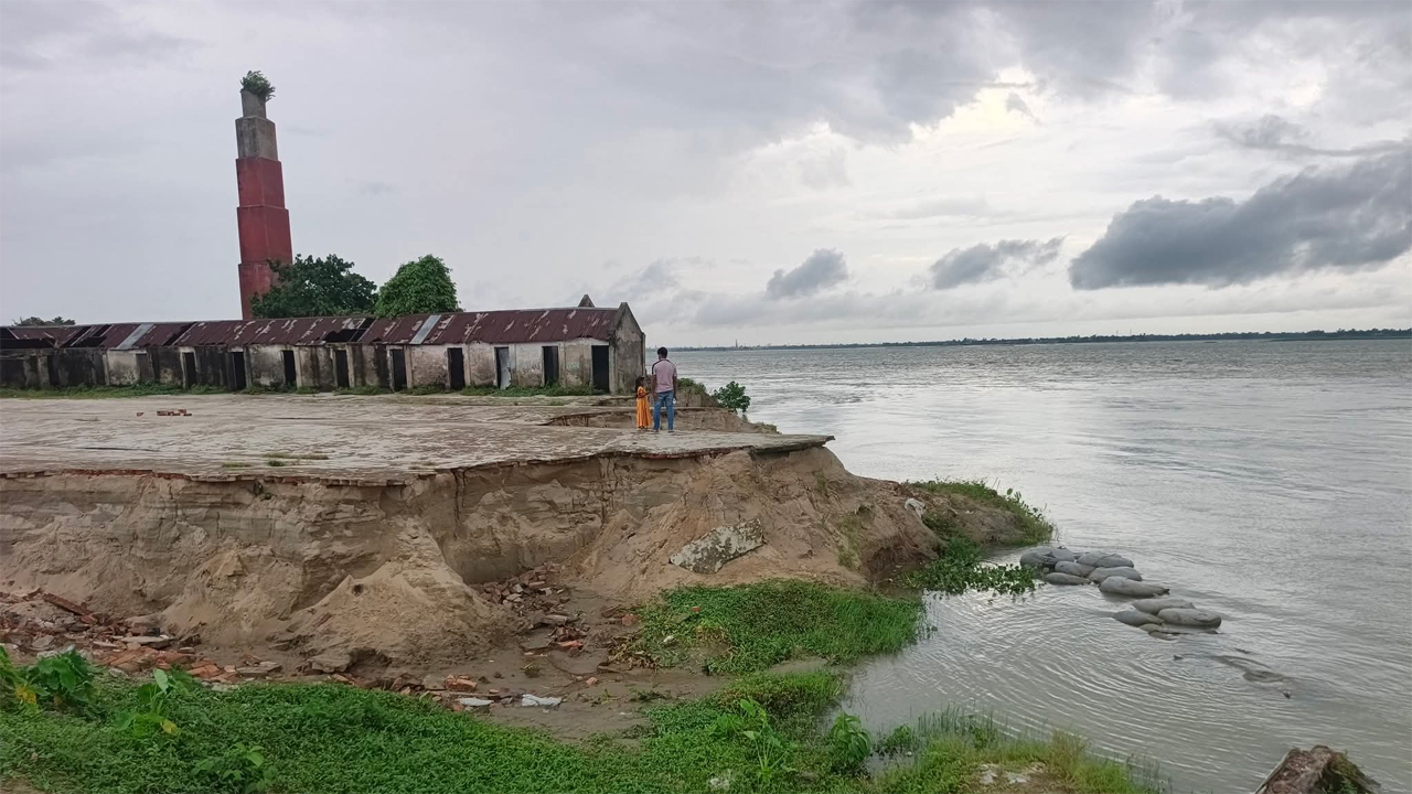 নদী ভাঙনে বিলীন ঘরবাড়িসহ বিভিন্ন প্রতিষ্ঠান