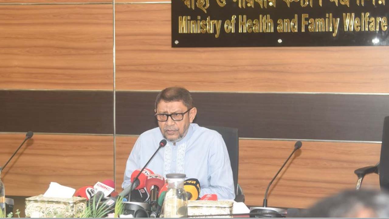 সচিবালয়ে সংবাদ সম্মেলনে কথা বলেন স্বাস্থ্যমন্ত্রী সরদার মো: সাখাওয়াত হোসেন